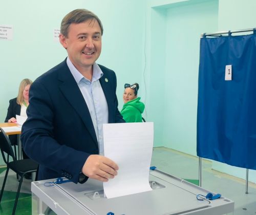 Глава района Ленар Нургаянов в числе первых проголосовал на своем избирательном участке