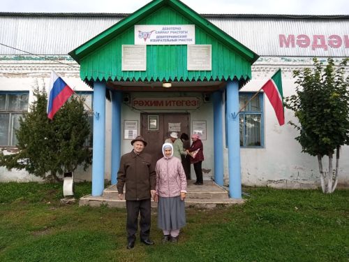 Девятерня өлкәннәре сайлау участогына иң беренче булып килделәр
