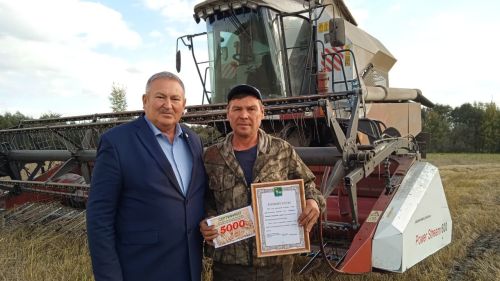 Югары күрсәткечләргә ирешкән комбайнчылар хөрмәтләнде