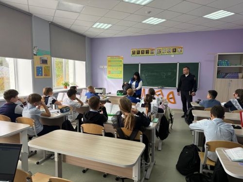 В Агрызе школьникам напомнили о правилах безопасности на дороге