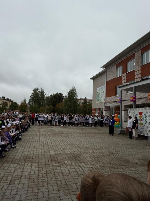 На торжественной линейке в школе №3 говорили о правилах дорожного движения