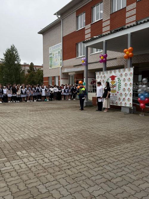 На торжественной линейке в школе №3 говорили о правилах дорожного движения