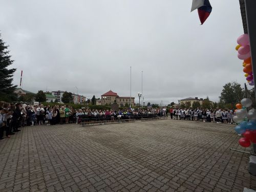 На торжественной линейке в школе №3 говорили о правилах дорожного движения