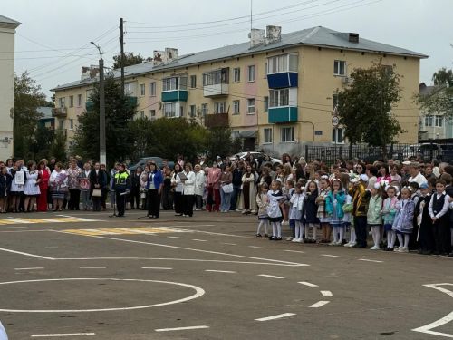 На линейке в школе №4 выступили специалисты по безопасности дорожного движения