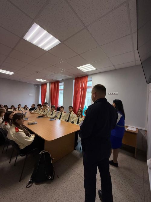 Старшеклассникам школы №2 напомнили о безопасном поведении на дороге