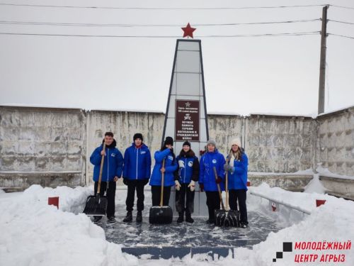 Агрызская молодёжь провела зимний субботник у Обелиска Героям