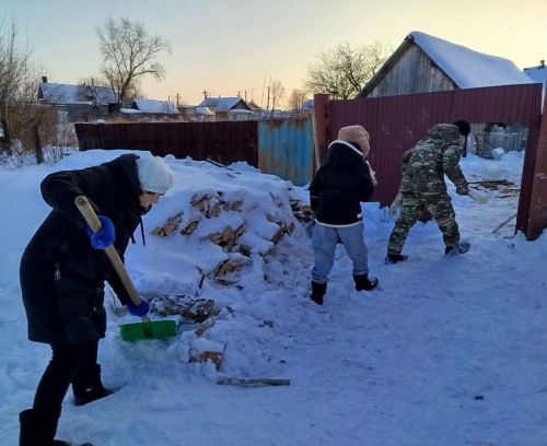 Салагышта волонтерлар өлкән буынга ярдәм итә