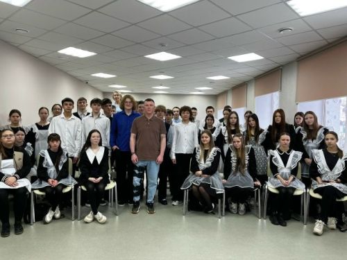 В школе № 4 прошла встреча с участником СВО, ефрейтором Павлом Байбековым