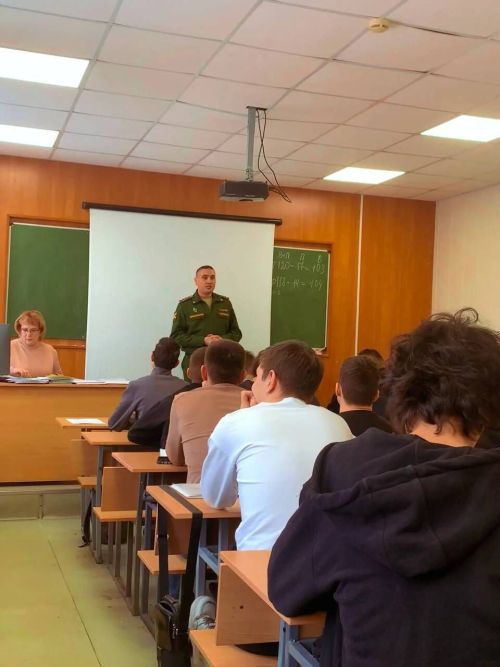 Студентов колледжей в РТ информируют о службе по контракту в ВБС