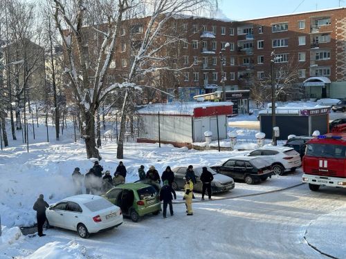 Во дворе на улице Гагарина в Агрызе загорелся автомобиль
