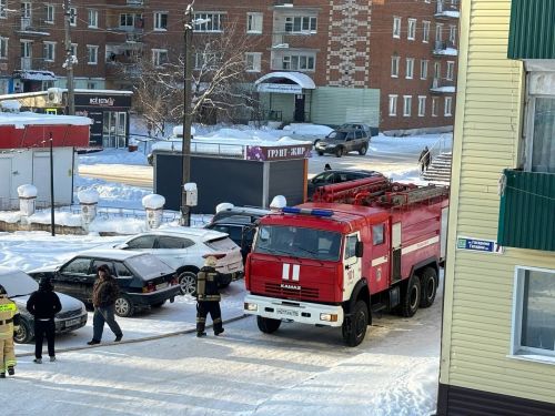 Во дворе на улице Гагарина в Агрызе загорелся автомобиль