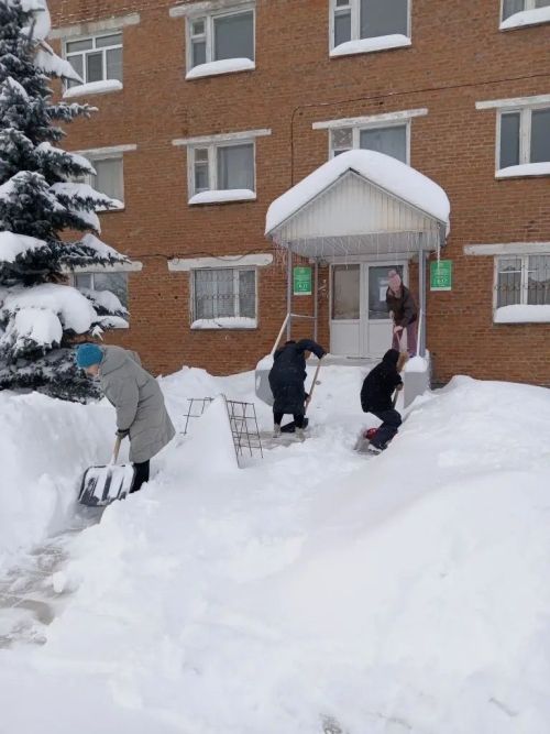 Субботник в Агрызе: убираем снег вместе!