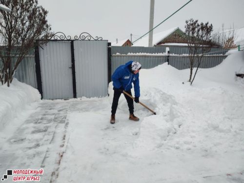 Сильные снегопады в Агрызском районе: волонтёры приходят на помощь