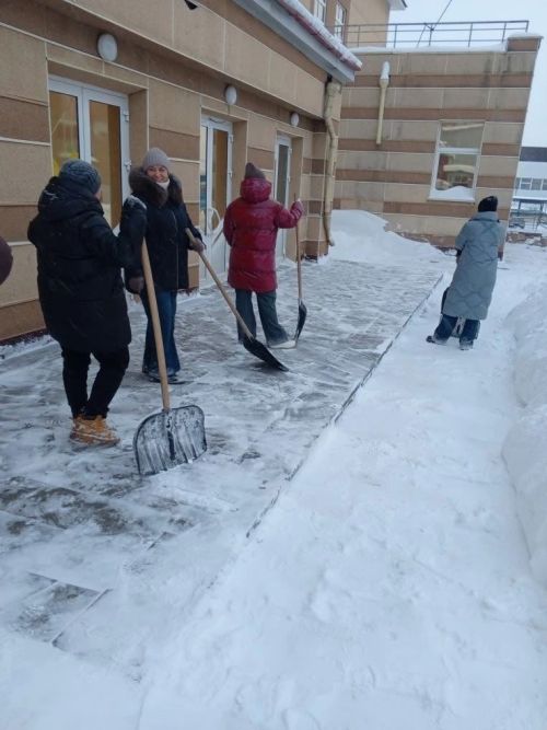 Субботник в Агрызе: убираем снег вместе!