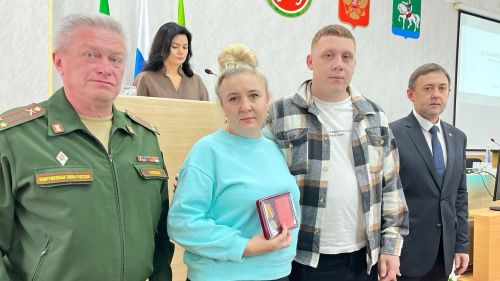 Ленар Нургаянов вручил супруге и сыну Алексея Булдакова государственную награду