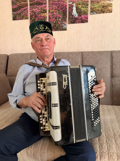 Яшьлек хыялым чынга ашмаса да, мин – гармунчы