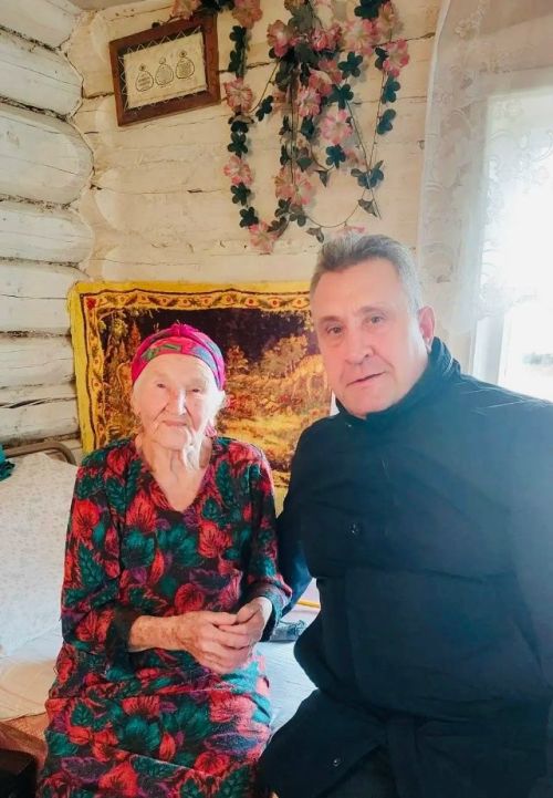 Ильгиз Салихов вручил памятный подарок 95-летней труженице тыла из Агрыза