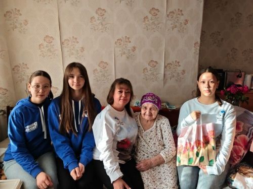 Активисты Молодежного центра побывали в гостях у Маины Ахтариевой