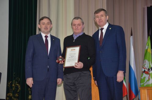 Мидхат Шагиахметов вручил награды жителям Агрызского района