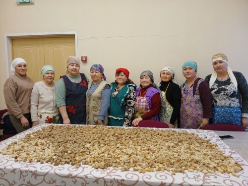 «С заботой о защитниках»: активистки ГДК им. Л. Айтуганова подготовили домашние сухарики для бойцов СВО