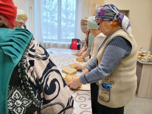 «С заботой о защитниках»: активистки ГДК им. Л. Айтуганова подготовили домашние сухарики для бойцов СВО