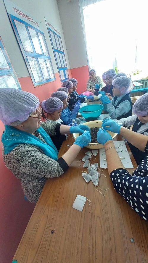 В Крындинской школе провели волонтёрское занятие «Вкусный чай для солдат СВО»