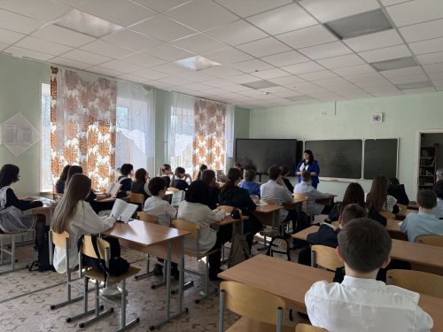 Для старшеклассников школы №3 организовали профилактическое занятие по безопасности на дорогах