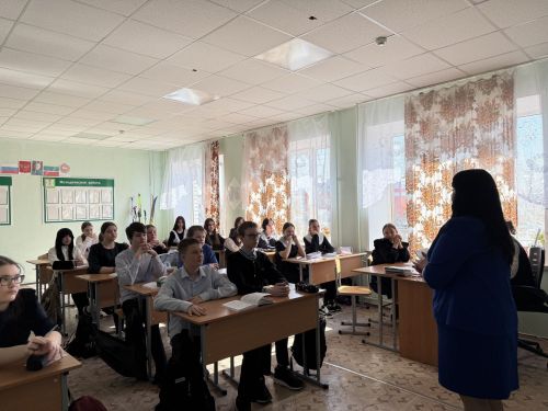 Для старшеклассников школы №3 организовали профилактическое занятие по безопасности на дорогах