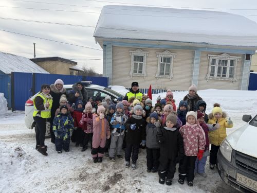 В Агрызе малыши стали участниками пешеходной экскурсии по правилам дорожного движения