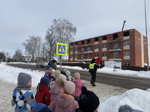 В Агрызе малыши стали участниками пешеходной экскурсии по правилам дорожного движения