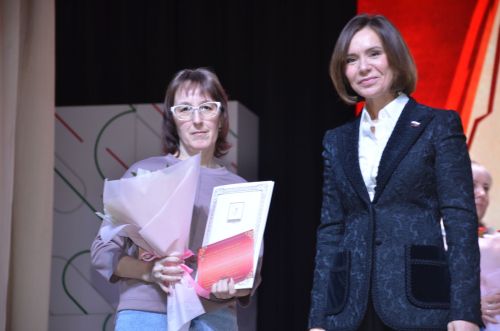 «Женщины Отечества»: в районном дворце культуры на праздничном концерте к 8 Марта чествовали жен участников СВО