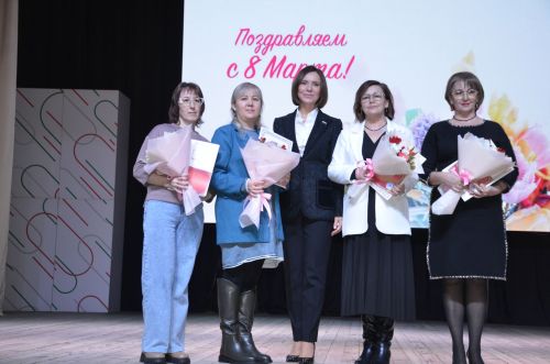 «Женщины Отечества»: в районном дворце культуры на праздничном концерте к 8 Марта чествовали жен участников СВО