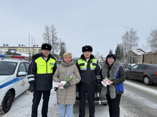 В Агрызе прошла акция «Цветы для автоледи»