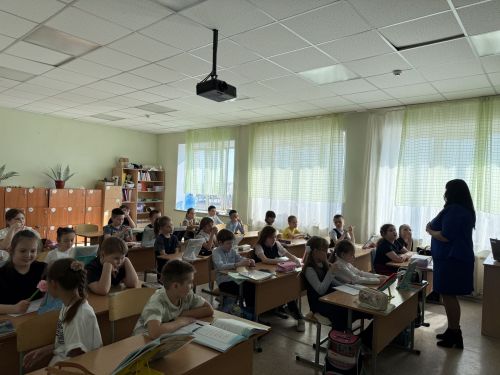 Самокаты, велосипеды и питбайки: как второклассников в Агрызе учили не попасть в беду