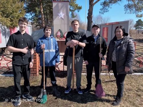 Члены Движения Первых и юнармейцы Агрызского района провели благоустройство памятников