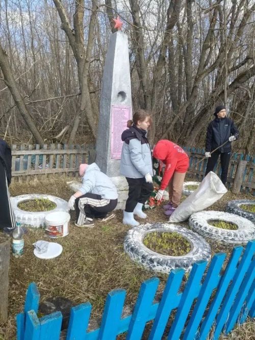 Члены Движения Первых и юнармейцы Агрызского района провели благоустройство памятников