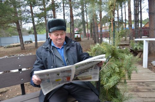 И на отдыхе не расстается с газетой