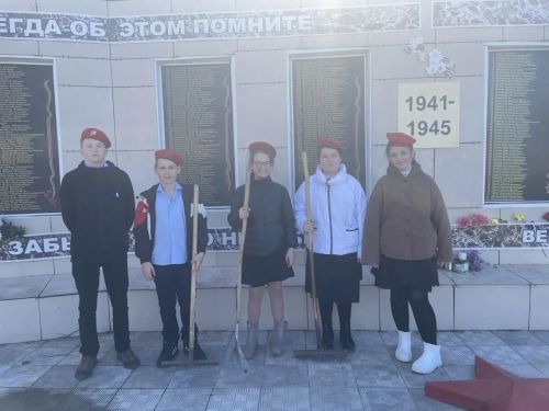 Члены Движения Первых и юнармейцы Агрызского района провели благоустройство памятников