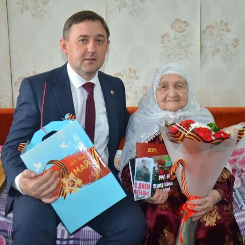Праздничные подарки ветеранам