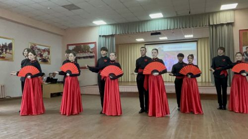 Мир танцует вместе: в агрызской школе прошёл кадетский бал