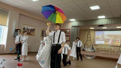 Мир танцует вместе: в агрызской школе прошёл кадетский бал
