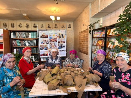 «Серебряные» волонтёры отряда «Твори добро» продолжают плести маскировочные сети