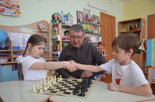 Булачак чемпионнарны шахмат серләренә биш яшьтән өйрәтәләр