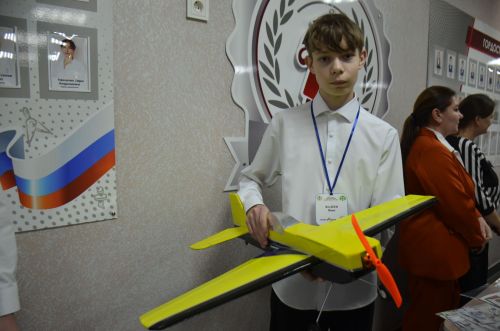 Әгерҗе укучысы самолет модельләре ясый