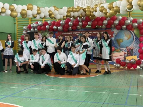 Последний звонок в гимназии №1: выпускники и педагоги прощаются со старыми стенами