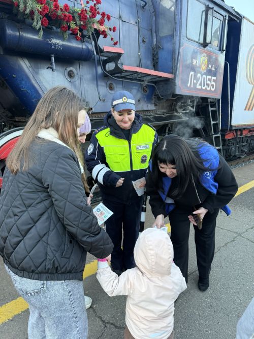 На станции Агрыза торжественно встретили «Поезд Победы» и провели беседу по ПДД