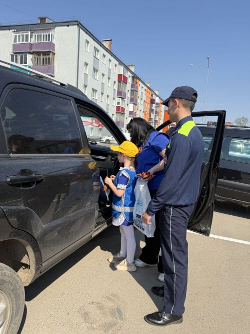 В Агрызском районе сотрудники ГИБДД и юные инспекторы движения провели акцию «Георгиевская лента – символ Победы»