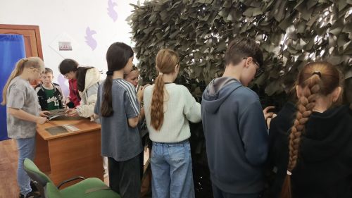 В лагере «Дружба» плетут маскировочные сети для участников СВО
