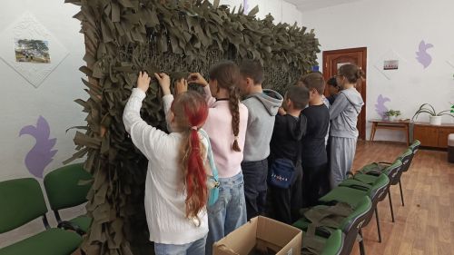 В лагере «Дружба» плетут маскировочные сети для участников СВО