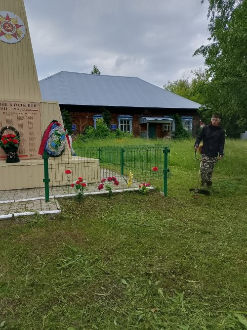 В селе Азево прошел субботник по благоустройству памятника и территории клуба